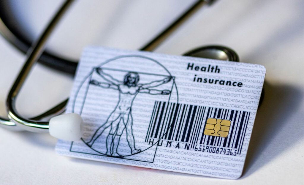 Tessera sanitaria con stetoscopio — articolo sulla mappatura della sanità integrativa nell'odontoiatria