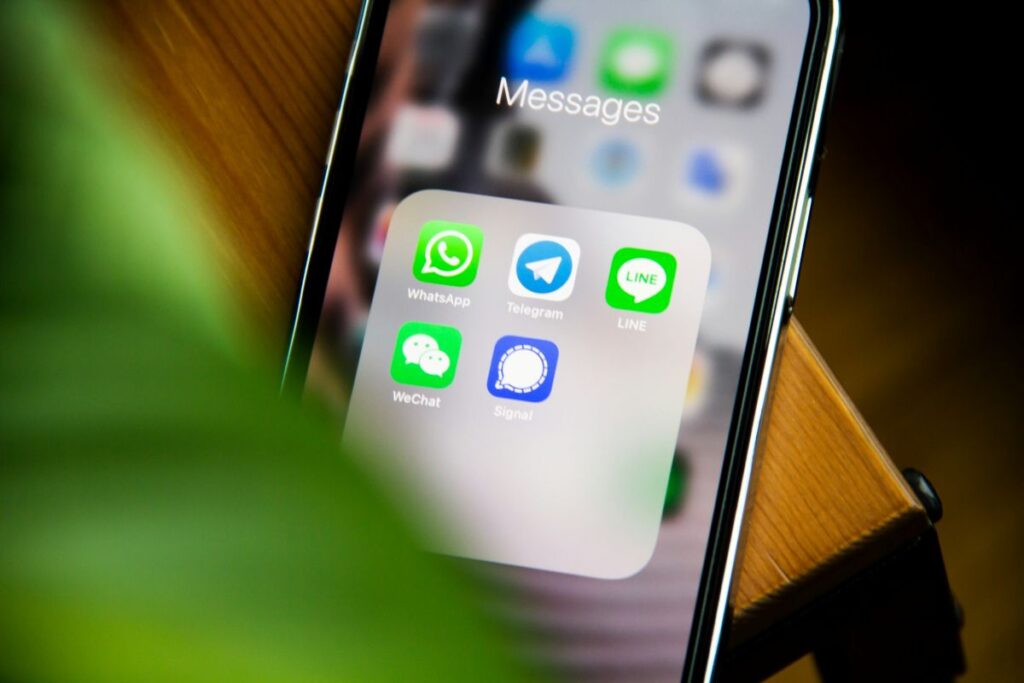Foto WhatsApp: Smartphone con app di messaggistica WhatsApp, Telegram, LINE — articolo sull'utilizzo di WhatsApp Agent in odontoiatria